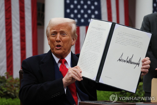 도널드 트럼프 미국 대통령이 2일(현지시간) 상호관세 부과 계획을 발표하고 있다. [로이터 연합뉴스 사진]